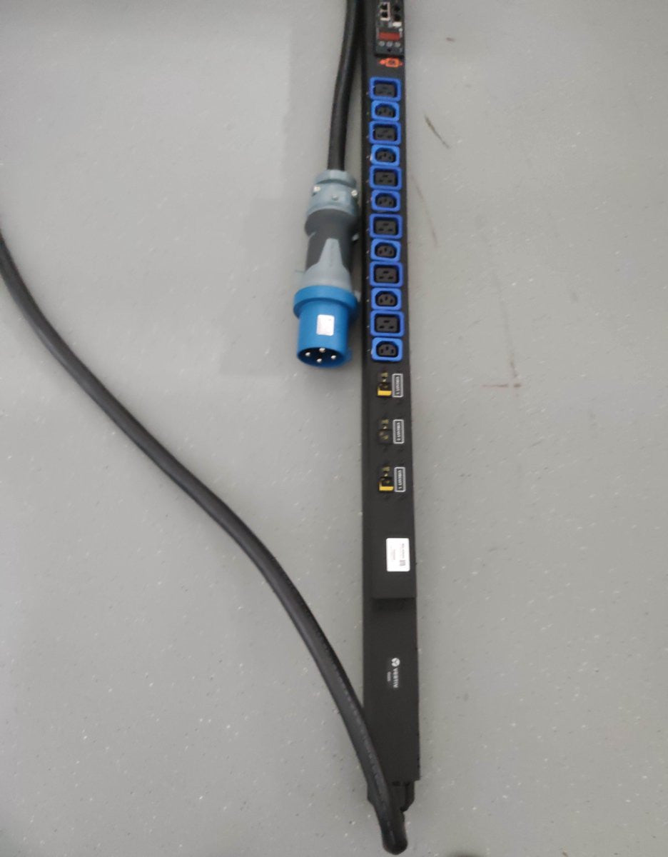 VERTIV Überwachte Einheit Ebene ec 32A 230V Vertikal 36 Verriegelung iec C13 6 C19 GI39740L-B